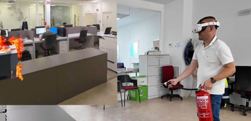 Empleado usando gafas de realidad virtual practica con un extintor ante un incendio simulado en una oficina.